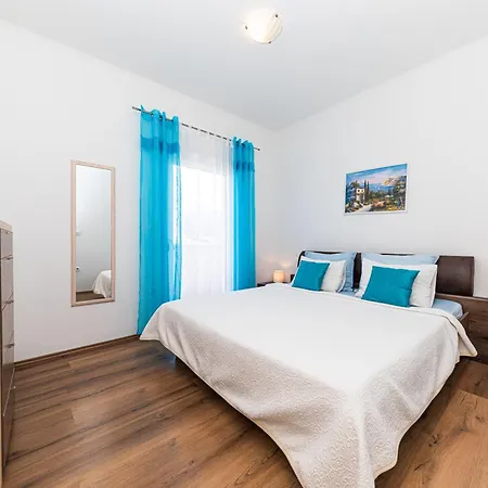 Tina Apartment Split